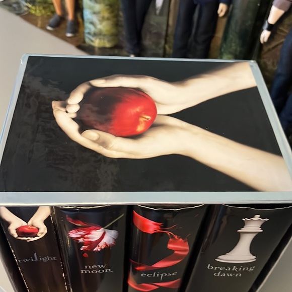 Twilight book series with collection box - Picture 2 of 5